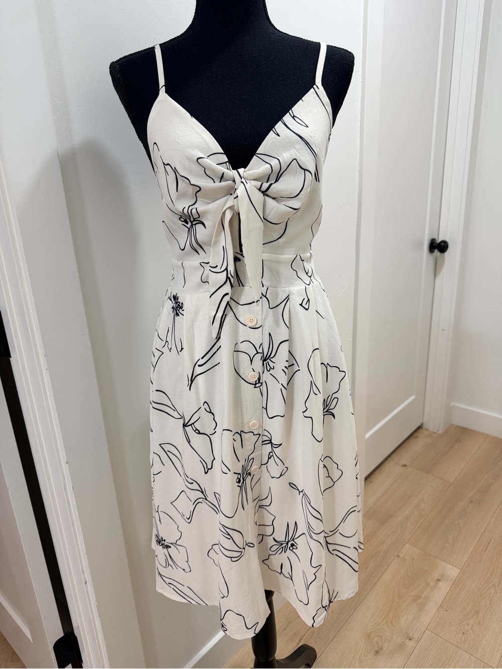 *NWT*! White & Black Floral Tie-Front Sundress - never worn!